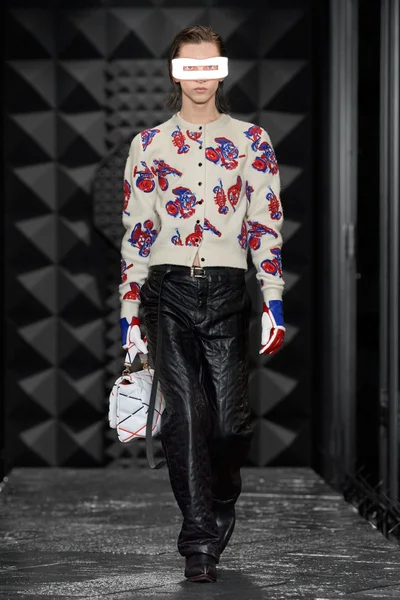 Look 32